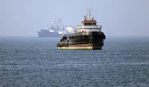 Irán cierra el estrecho de Ormuz en respuesta a ataques de EE. UU. contra objetivos iraníes, escalando tensiones en la región y afectando la navegación marítima global