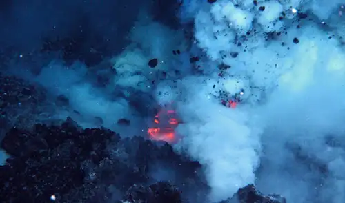 Un área en la cima del volcán Mata Occidental en erupción en 2009. Foto: NOAA/ NSF/WHOI