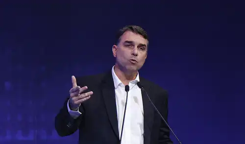Jair Bolsonaro ha designado a su hijo Flávio como su portavoz y precandidato a la presidencia de Brasil