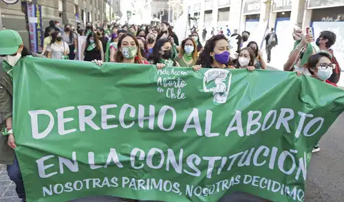 El proyecto de ley "Escucha su corazón" busca modificar el Código Sanitario e incluye escuchar latidos embrionarios antes de interrumpir un embarazo en Chile