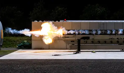 Francia y Alemania realizaron con éxito la primera prueba al aire libre de un cañón electromagnético en Baldersheim, disparando un proyectil a 7,35 Mach, equivalente a 9.000 km/h
