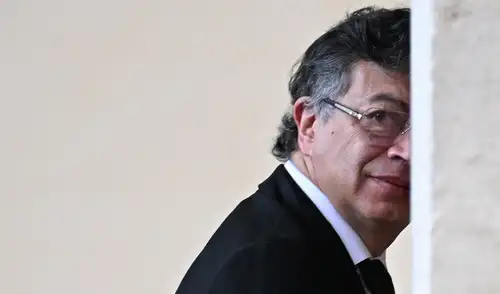 El protocolo exige que el mandatario saliente imponga condecoraciones, pero Petro lo invalida. Foto: AFP. Gustavo Petro, asunción de Abelardo de la Espriella, Colombia