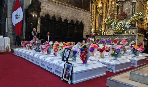 Reencuentro. En la Catedral de Huamanga fueron entregados los féretros a los familiares de las víctimas. | Créditos: Ministerio Público Reencuentro. En la Catedral de Huamanga fueron entregados los féretros a los familiares de las víctimas. | Créditos: Ministerio Público