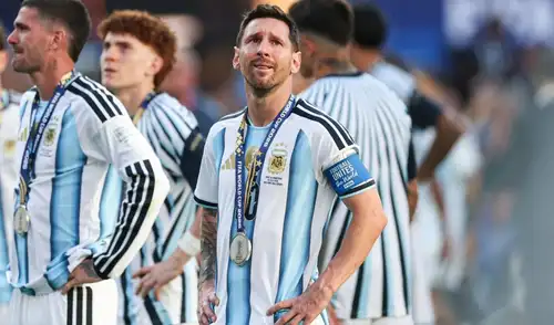 Messi rompe enllanto tras recibir la medalla de subcampeón. Messi rompe enllanto tras recibir la medalla de subcampeón.
