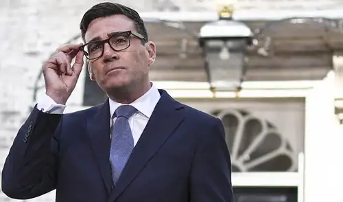 Andy Burnham asume como primer ministro británico y presenta un plan de 10 años para reconstruir el Reino Unido, enfocado en un nuevo modelo político y económico Andy Burnham anuncia "plan a 10 años" para reconstruir Reino Unido tras asumir como nuevo primer ministro