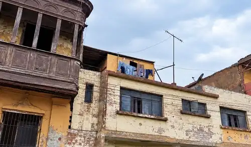 Más de 4.700 casonas del Rímac están en estado crítico o inhabitables, poniendo en riesgo a más de 30.000 personas. Este deterioro podría agravarse con un fuerte sismo. Más de 4.700 casonas del Rímac están en estado crítico o inhabitables, poniendo en riesgo a más de 30.000 personas. Este deterioro podría agravarse con un fuerte sismo.