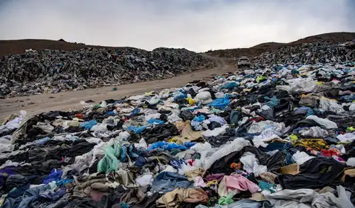 Cada año, el desierto de Atacama, en Chile, recibe miles de toneladas de ropa usada, formando una gigantesca montaña textil de más de 60.000 toneladas.