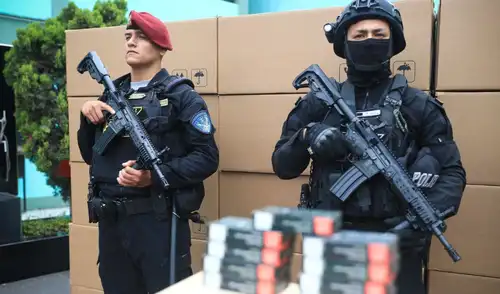Los fusiles israelíes Arad 5 fueron comprados por el Ministerio del Interior por intermedio de la empresa estatal FAME mediante un proceso opaco. Foto: PNP Los fusiles israelíes Arad 5 fueron comprados por el Ministerio del Interior por intermedio de la empresa estatal FAME mediante un proceso opaco. Foto: PNP