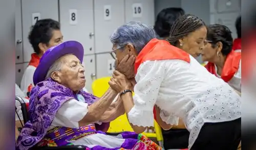 Doña Carmen tiene 102 años de edad y es natural de Huancayo. Doña Carmen tiene 102 años de edad y es natural de Huancayo.