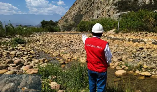 El cauce del río Moche permanece lleno de piedras y sedimentos, sin el bordo de protección previsto. El cauce del río Moche permanece lleno de piedras y sedimentos, sin el bordo de protección previsto.