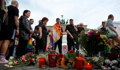 Los dolientes depositaron ramos de flores frente a la emblemática Puerta de Brandeburgo durante un llamado "duelo comunitario". Los dolientes depositaron ramos de flores frente a la emblemática Puerta de Brandeburgo durante un llamado "duelo comunitario".