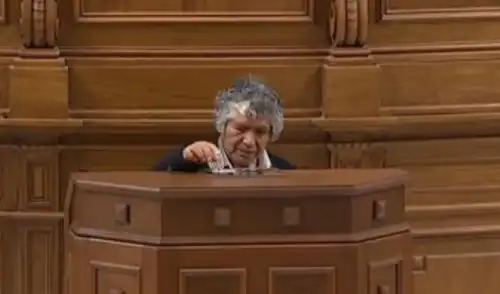 Serafín Andrés Luján de Juntos por el Perú es el único senador que no mostró su voto durante la elección