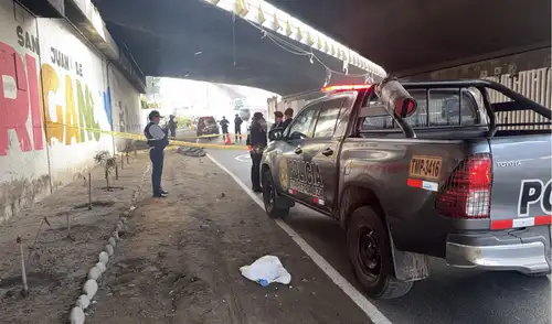 El trabajador de limpieza que realizó el macabro descubrimiento alertó a la Policía Nacional del Perú, que acordonó la zona para resguardar la escena del crimen.