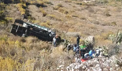 Una mujer falleció y tres personas resultaron gravemente heridas tras la caída de un camión en Pampacolca, Arequipa. La Policía investiga las causas del accidente ocurrido el jueves. Una mujer falleció y tres personas resultaron gravemente heridas tras la caída de un camión en Pampacolca, Arequipa. La Policía investiga las causas del accidente ocurrido el jueves.