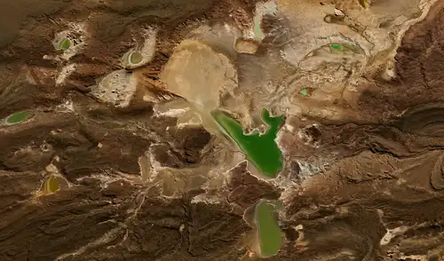 La Laguna del Carbón, ubicada en la Patagonia argentina a 105 metros bajo el nivel del mar, es el punto más bajo de América y un importante sitio científico.