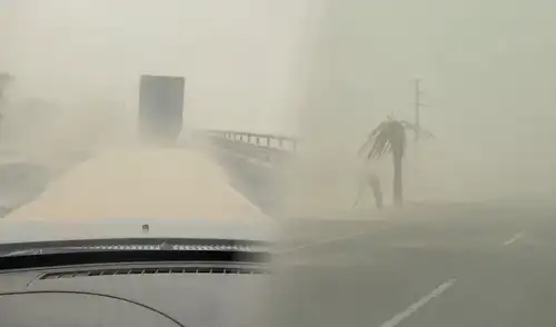 Los vientos Paracas, fenómeno típico de la costa sur del Perú, generaron ráfagas de hasta 50 km/h en Pisco. Esto causó dificultades de visibilidad y problemas en el tránsito terrestre en la región. Fuertes vientos en Lima y tormenta de arena en Pisco por vientos Paracas de 50 km/h: Abraham Levy advierte posible impacto en la capital durante la noche de hoy