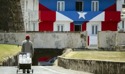 Puerto Rico activó un plan especial para enfrentar la crisis hídrica provocada por la sequía, con órdenes ejecutivas que movilizan a la Guardia Nacional Puerto Rico activó un plan especial para enfrentar la crisis hídrica provocada por la sequía, con órdenes ejecutivas que movilizan a la Guardia Nacional