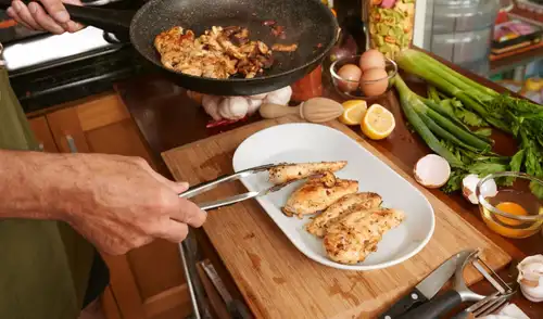 La pechuga de pollo, fuente de proteínas, puede volverse seca al cocinarse. El vinagre de manzana se ha convertido en un aliado para mantener su jugosidad y potenciar el sabor. La pechuga de pollo, fuente de proteínas, puede volverse seca al cocinarse. El vinagre de manzana se ha convertido en un aliado para mantener su jugosidad y potenciar el sabor.