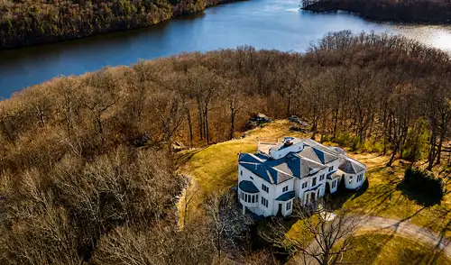 Alan y Teresa Salzman, propietarios de una vivienda en Connecticut, fueron condenados por talar ilegalmente 134 árboles en un terreno protegido. Alan y Teresa Salzman, propietarios de una vivienda en Connecticut, fueron condenados por talar ilegalmente 134 árboles en un terreno protegido.