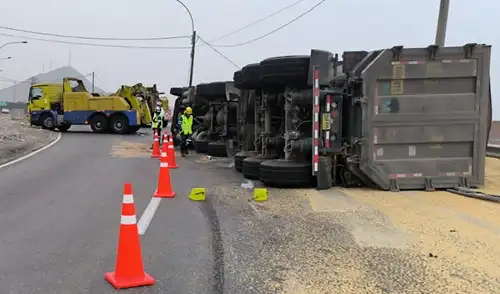 El accidente se produjo en horas de la madrugada del 7 de agosto, lo que generó una fuerte congestión vehicular en la zona mientras se realizan las labores de limpieza. Camión volcado en pleno ingreso a la carretera Ramiro Prialé a Huachipa genera intenso tráfico