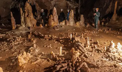 Estructura creada por el hombre hace 176.500 años en el fondo de la cueva de Bruniquel. Foto: Wikimedia