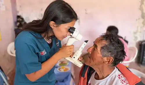 La campaña incluye atención en medicina general, pediatría, ginecología y más, mediante carpas instaladas para facilitar el acceso a los habitantes locales sin necesidad de desplazarse.