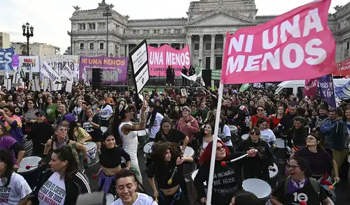 Las manifestantes denunciaron el desmantelamiento de políticas de género bajo el Gobierno de Javier Milei ni una menos