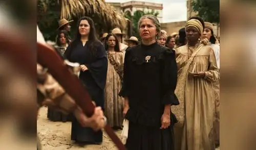 Escena de la actriz como Úrsula Iguarán. Escena de la actriz como Úrsula Iguarán.
