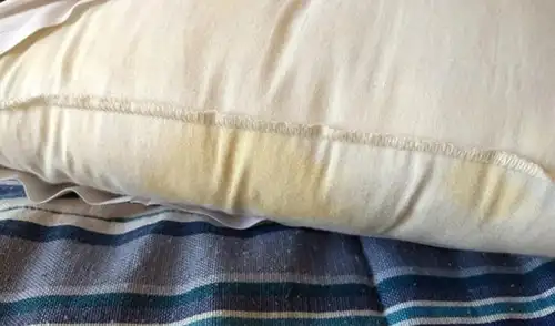 Las manchas amarillas en almohadas blancas son comunes y se originan por el sudor y otros residuos. Las manchas amarillas en almohadas blancas son comunes y se originan por el sudor y otros residuos.