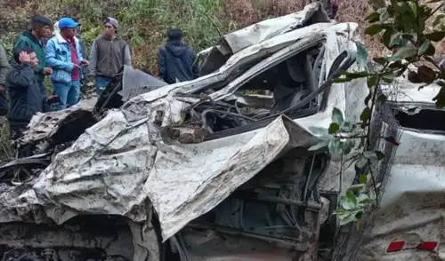 El vehículo terminó completamente destruido tras el siniestro Ayacucho