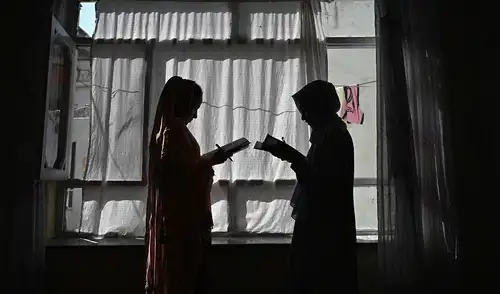 Además, más de dos millones de niños están fuera del sistema educativo; la falta de inversión y la crisis sanitaria. Foto: AFP. Unesco, 2,4 millones de afganas están privadas de educación secundaria, informe, Afganistán