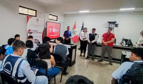 La actividad incluyó una escenificación de un caso de robo agravado, donde los 21 alumnos aprendieron sobre el proceso penal y la sentencia. Foto: difusión. corte-de-sullana