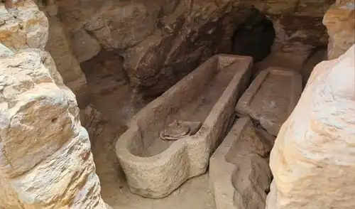 Arqueólogos egipcios descubren 3 tumbas en el oasis de Bahariya. Foto: Ministerio de Turismo y Antiguedades de Egipto