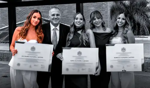 Las trillizas de 23 años, Ana María, Sofía e Isabella, compartían un fuerte vínculo familiar que se vio truncado por la tragedia. Sofía e Isabella fallecieron entre los escombros.
