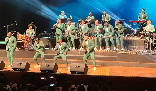 Parte del ‘Pachanguero Tour 40 años’, el espectáculo de Grupo Niche ofreció un formato íntimo que brindó a los seguidores una conexión cercana con la música de la orquesta colombiana. Foto: difusión. Grupo Niche pidió minuto de silencio durante concierto en el Gran Teatro Nacional de Lima por muertos tras terremoto en Colombia