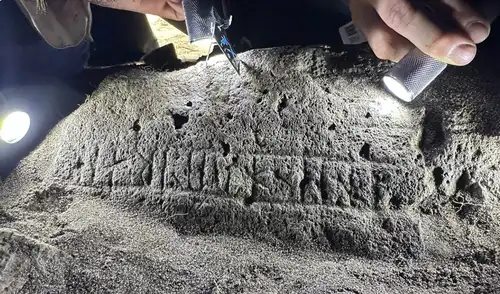 Descubren una rara piedra rúnica en un yacimiento cristiano medieval. Foto: Helgi Michelsen Descubren una rara piedra rúnica en un yacimiento cristiano medieval. Foto: Helgi Michelsen