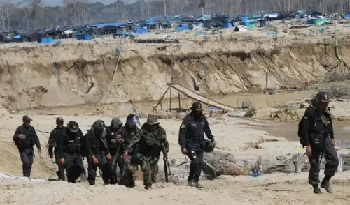 Un grupo de aproximadamente 15 sujetos emboscó a dos policías que realizaban labores de inteligencia en La Pampa, Madre de Dios, vinculados a minería ilegal, sicariato y extorsión.
