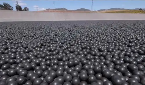 Las autoridades de Los Ángeles retiran 96 millones de esferas negras del depósito de agua potable, usadas para combatir la evaporación durante una severa sequía. Las autoridades de Los Ángeles retiran 96 millones de esferas negras del depósito de agua potable, usadas para combatir la evaporación durante una severa sequía.