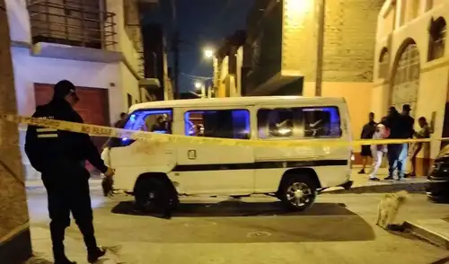 Un conductor de una combi informal fue asesinado a balazos en el Cercado de Lima mientras compraba una bebida. Dos pasajeros también resultaron heridos en este ataque que sembró el temor entre transportistas.