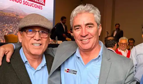 El ‘Cholo Dolmos’, y el ministro de Vivienda, Mauricio Arnillas, también coincidieron en una conferencia organizada por la Cámara de Comercio de Arequipa. Foto: Facebook Ramos Dolmos