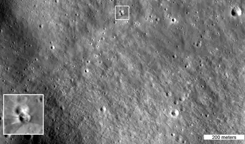 El recuadro de esta imagen resalta dos pequeños cráteres en la Luna, el inferior de los cuales se formó el 5 de agosto. Foto: NASA/GSFC/Intuitive Machines