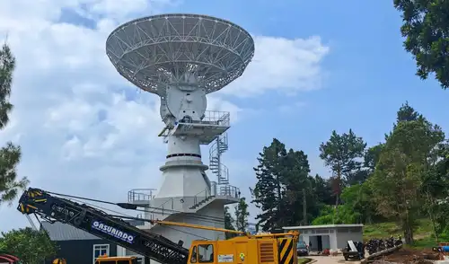 China avanza en la construcción del Qitai Radio Telescope, un radiotelescopio de 110 metros en Xinjiang, que promete elevar la precisión de la observación astronómica.