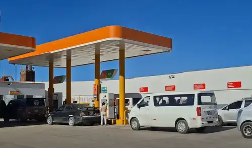 El bloqueo de la Panamericana Sur por huaicos afecta el suministro de GLP en Arequipa, con un 40% de las gasolineras sin reservas disponibles, según la Asociación de Grifos.
