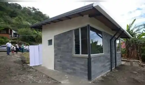 Casa fabricada con plástico. Casa fabricada con plástico.