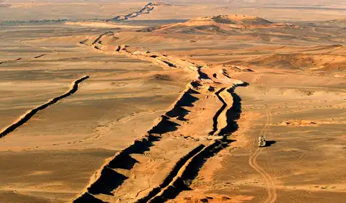 El muro marroquí, es un conjunto de ocho muros defensivos de una longitud superior a los 2720 km. Foto: AFP