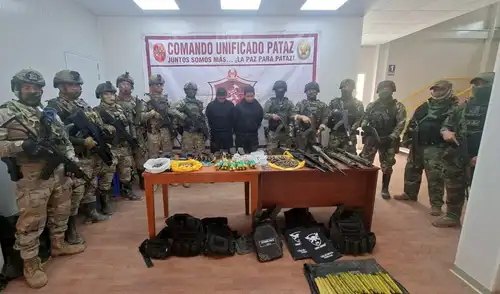 Entre el material incautado figuran tres fusiles SZ Scorpion, un R-15, una escopeta, cuatro pistolas y 52 explosivos