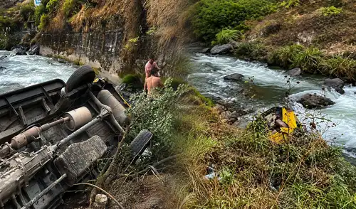 Carretera Central: miniván con pasajeros se despista y cae al río Rímac en Chicla dejando seis heridos