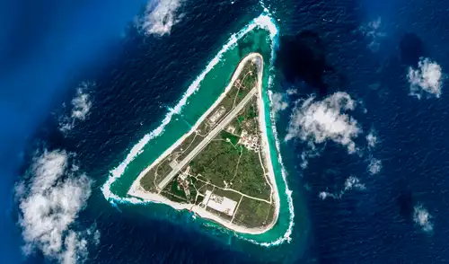 Japón impulsa dos iniciativas en la remota isla Minamitorishima, ubicada en el Pacífico, para transformar su matriz energética y asegurar minerales críticos para diversas industrias.