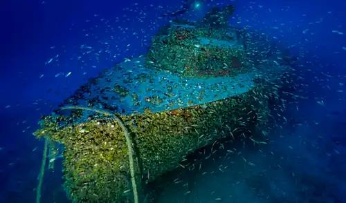 Un vestigio de la Segunda Guerra Mundial, el LS 6, fue hallado en el mar Jónico tras más de 80 años en el fondo marino. Este pequeño barco de la Kriegsmarine mantiene su estructura original. Un vestigio de la Segunda Guerra Mundial, el LS 6, fue hallado en el mar Jónico tras más de 80 años en el fondo marino. Este pequeño barco de la Kriegsmarine mantiene su estructura original.