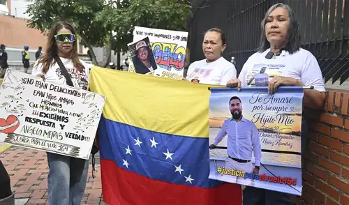Familiares de presos políticos se manifestaron en Caracas exigiendo la publicación de una lista oficial de liberaciones tras el anuncio de 131 excarcelaciones Familiares de presos políticos se manifestaron en Caracas exigiendo la publicación de una lista oficial de liberaciones tras el anuncio de 131 excarcelaciones